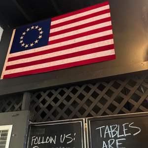 Bandera Americana Vintage Betsy Ross de USA TOP FLAGSINC, 3x5 pies, Poliéster Resistente, Tinte Té, 13 Estrellas, Aspecto Envejecido, para el 4 de Julio - Product Image 1