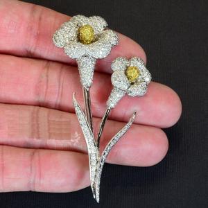 Broche con forma de flor doble Chapado en plata de ley 925 con diamante, broche de diamante de moissanita completamente helado para la moda femenina - Product Image 4