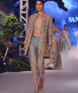 BRODERIE LOURDE SUR UN TOP ÉLÉGANT, ROBE LONGUE VESTE ET PANTALON AVEC PERLES DE VERRE EN CRISTAL, PERLES, PIERRE, DABKA WORK FOR PARTY-WEAR @ 2024 - Product Image 1