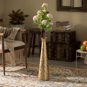 Design moderne Vase à fleurs en métal doré mat Décoration intérieure de luxe avec revêtement en poudre pour de superbes compositions florales - Product Image 1