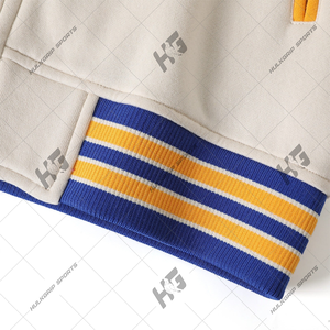 Chaqueta Universitaria Negra de Hermandad Femenina, Chaqueta con Cierre y Bordado de Iniciales Griegas en Chenilla Crema y Amarilla, Chaqueta Universitaria y de Fraternidad - Product Image 4