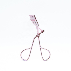 Rizador de pestañas clásico rosa con logotipo personalizado Paquete de herramientas de maquillaje de acero inoxidable con agarre cómodo de alta calidad incluido - Product Image 1