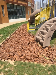 Paillis de bois de pin broyé pour l'aménagement paysager et le conditionnement du sol, paillis de bois organique 100% naturel pour les espaces extérieurs - Product Image 6
