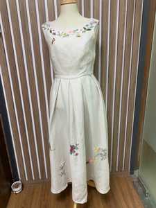 Vestido de lino bordado a mano ALINA Vestido de verano sin mangas con pliegues Traje de invitado de boda de talla grande - Product Image 6