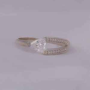 Anillo de compromiso con corte trillón y tallo dividido de un solo lado, con diamante pequeño cultivado en laboratorio, oro macizo de 18 quilates, certificado IGI, engaste pavé 0.5-0.75 - Product Image 1