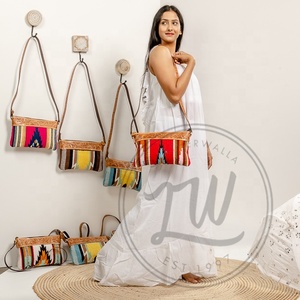 Nuevo y elegante bolso de mano de cuero con herramientas marrón Vintage, monederos acolchados para una sola mujer, bolso de mano con patrón de herramientas azteca único - Product Image 1