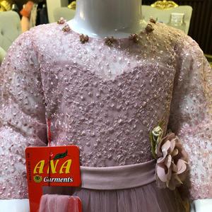 Incroyable robe de haut de poulet pour enfants Nouvelle Collection de fleurs florales Design Net Fabric Party Wear pour le printemps Convient à l'âge des filles - Product Image 2