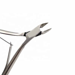 Coupe-cuticules professionnel à double ressort disponible en toutes tailles de lames, en acier inoxydable de haute qualité, pour manucure et pédicure. - Product Image 3