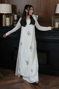 Robe longue de soirée Anarkali Lehenga Choli en mousseline brodée avec des embellissements élégants, vêtements ethniques pour femmes - Product Image 3
