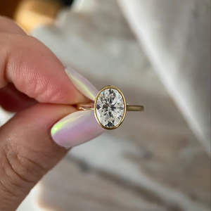 Anillo de Compromiso de Moissanita con Corte Oval Geométrico de 2 Quilates, Engaste de Bisel, VVS1, Solitario Clásico, Aniversario de Bodas para Mujer, Plata de Ley 925 - Product Image 1