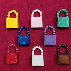 Sacs à main en résine sur le thème du marbre avec poignées à billes de couleurs bleues idéales pour la revente par les magasins d'accessoires de mode - Product Image 6