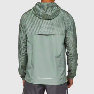 Chaqueta Softshell Transpirable y Cálida para Hombre con Capucha y Logotipo Frontal, para Uso en Exteriores, de Nailon y Poliéster - Product Image 3