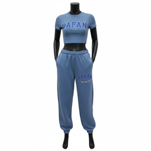 Conjunto deportivo de top corto y pantalones jogger para mujer, 240 GSM, algodón y poliéster, tejido acanalado, azul cielo, con logotipo personalizado con transferencia térmica de diamantes de imitación. Conjuntos para mujer. - Product Image 1