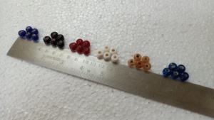 Cuentas de cristal de corazón blanco de tamaño 8mm ideales para diseñadores de joyas y tiendas de cuentas adecuadas para reventa disponibles en colores surtidos - Product Image 4