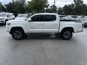Clean White 2023 Toyota Tacoma TRD Sport Double Cab 4WD con llantas de aleación Asientos de cuero Navegación Asiento calefactable Arranque remoto - Product Image 2