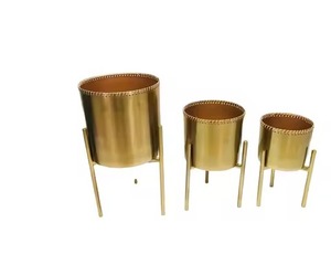 Pot de fleurs plaqué or avec support, porte-plante en métal élégant pour la décoration intérieure du salon et le jardin. - Product Image 1