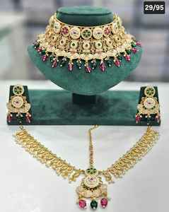 Ensemble de bijoux de mariée de qualité supérieure fabriqué avec collier ras du cou boucles d'oreilles et Maang Tikka pour les mariées parfait pour les événements festifs de mariage - Product Image 4