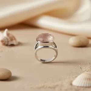 Bague élégante et moderne en argent 925 avec pierre précieuse rose naturelle, sertie clos, design en forme de main, taille unique, marque privée sous licence - Product Image 3