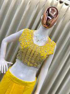 ชุดสามชิ้นสไตล์โมเดิร์นระดับพรีเมียม - กางเกงโดติจีบระบาย ผ้าปักลายเสื้อโคธี แห้งเร็ว เหมาะสำหรับงานแต่งงาน ผลิตโดยผู้ผลิตโดยตรงจากอินเดีย - Product Image 4