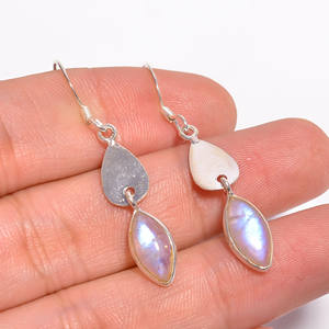 Pendientes colgantes finos de estilo clásico de Plata de Ley 925 con piedra lunar arcoíris, accesorio deslumbrante - Product Image 3