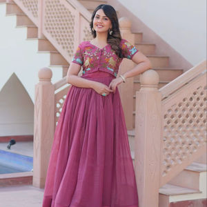 Silver Crunchy With Bordado Koti Gown Collection Catálogo completo disponible a precio mayorista, Premium Collection al por mayor. - Product Image 1