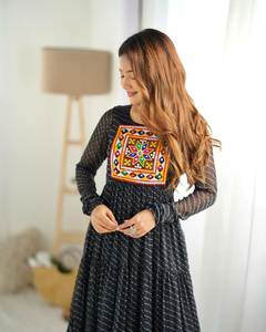 Diseñado para eventos como Garba nights hecho de telas de primera calidad como Georgette Silk Floor Length Kurtis más demandados - Product Image 3