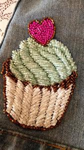 Broches en perles faites à la main par des designers - Haute qualité, couleur et forme personnalisables, style traditionnel/moderne, cadeau pour une fête prénatale - Product Image 4