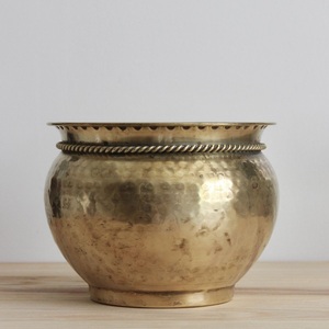 Moderno Florero de Metal de Latón Hecho a Mano |   Florero Decorativo de Lujo para el Hogar - Product Image 1