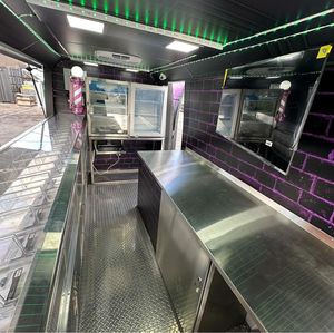 รถขายอาหารเคลื่อนที่พร้อมใช้งานพร้อมเครื่องมือครัวเต็มรูปแบบที่ออกแบบมาสำหรับเครื่องชงกาแฟเครื่องทำขนมโรงแรมในสต็อก - Product Image 3