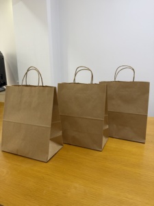 Bolsas de papel Kraft con asas hasta la mano Bolsas de compras de papel con asas para ropa Embalaje de alimentos y regalos - Product Image 6