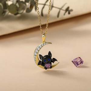 Collier Jeulia Moon Huggers personnalisé avec pendentif cœur et pierre de naissance - Chaîne tendance en acier inoxydable plaqué or avec accents de diamants et de perles - Product Image 4