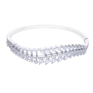 Elegante diseño ondulado Plata de Ley 925, brazalete de diamantes cultivados en laboratorio, piedra principal de circón para fiestas y bodas - Product Image 5