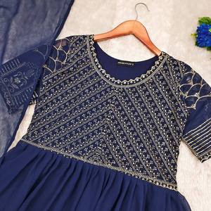 Vestido de diseñador Georgette Anarkali, yugo bordado y elegante vestido acampanado para fiesta de mujer, boda y ropa festiva - Product Image 3