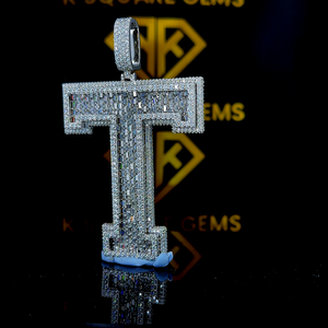 Icy Initial Baguette & Round Cut Moissanite T Pendentif, Pendentif Hip Hop Homme, Cadeau Pour Lui, Nom Personnalisé Anniversaire Ou Anniversaire - Product Image 2
