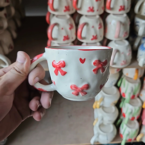 Tasse en céramique à nœud rouge en céramique tasse à café et à thé mignonne avec poignée cadeau pour femme prix de gros - Product Image 3