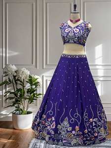 Nouvelle robe Lehenga Choli Dupatta en tissu de mousseline de soie moderne de créateur, broderie de sequins, séchage rapide, toutes saisons, pour les fêtes et les occasions spéciales - Product Image 2