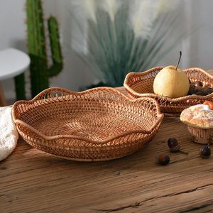 Plateau de service rond classique en rotin avec poignées-Plateau de service en rotin de retraite feuillu: Design inspiré de la nature - Product Image 6