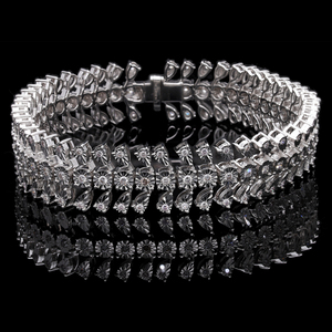 Bracelet en or blanc 14 carats au design floral exquis avec diamants naturels ronds et taille poire Bracelets et bracelets en diamant - Product Image 1