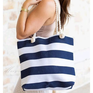 Sac fourre-tout en toile avec poignée en corde nautique, motif rayé bleu marine audacieux, bleu marine et blanc, écologique, réutilisable, sac de plage avec poignée en corde - Product Image 1