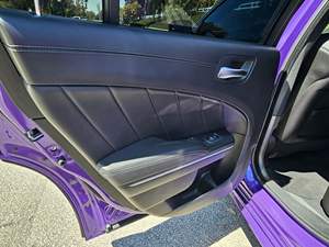Dodge Charger ScatPack Widebody Super Bee Turbo RWD 2023, moteur V8 de plus de 8 litres, couleur Plum Crazy, très bien équipé, véhicule d'occasion, conduite à gauche, cuir, ACC - Product Image 4