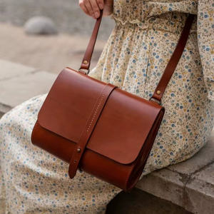 Urban Edge Bolsos de hombro de cuero City Chic Bold Hardware Siluetas elegantes Tonos vibrantes Resistente a la intemperie Estilo moderno tendencia - Product Image 1