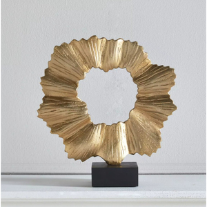 รูปปั้นแหวนโลหะสีทองดีไซน์โบราณตกแต่งด้วยรูปปั้นทองทำมือด้วยสำเนียงบนโต๊ะสีดำ - Product Image 1