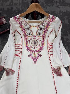 Costume Salwar en soie fabriqué à la main de créateur, robe longue pakistanaise Kameez Dupatta à la mode pour les cérémonies de mariage et de fête - Product Image 3