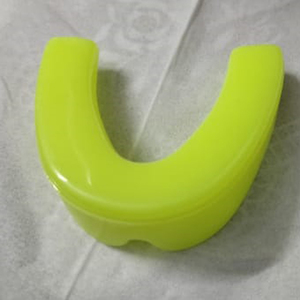 Protector bucal de zorro de plástico blando de una sola pieza verde neón altamente recomendado, equipo de protección esencial para entrenamiento de MMA y boxeo - Product Image 1