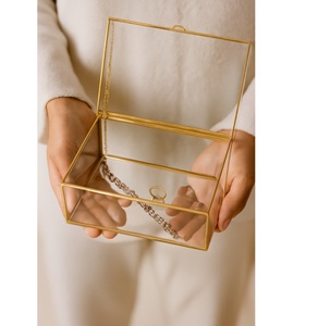 Caja organizadora de vidrio dorado de lujo con patrón cuadrado sofisticado para almacenar chocolates y joyas - Product Image 4