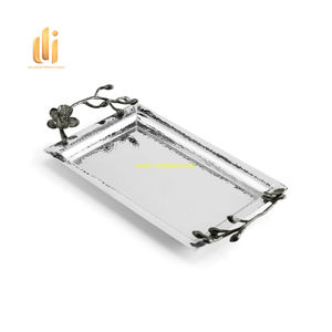 Plateau de service martelé en acier inoxydable avec poignées florales noires Plateau décoratif moderne fait à la main pour thé café collations à manger - Product Image 6