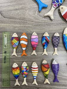 Objeto decorativo artesanal de madera con forma de pez, diseñado para colecciones de diseño de interiores y compradores mayoristas. - Product Image 5