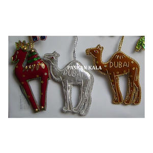 Adornos Navideños Colgantes de Tela con Bordado Zari Dorado Multicolor, con Forma de Camello, para Decoración de Fiestas de Cumpleaños - Product Image 1