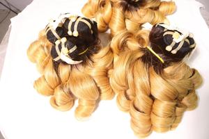 Qualité supérieure Ombre blonde(# 1b-#60) faisceau de cheveux bruts bouncy curl ombre blonde couleur par 100% cheveux humains emballage OEM - Product Image 2