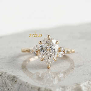 Anillo de compromiso clásico de oro de 14 quilates con tres piedras de corte pera y diamantes laterales marquesa, joyería nupcial. - Product Image 4